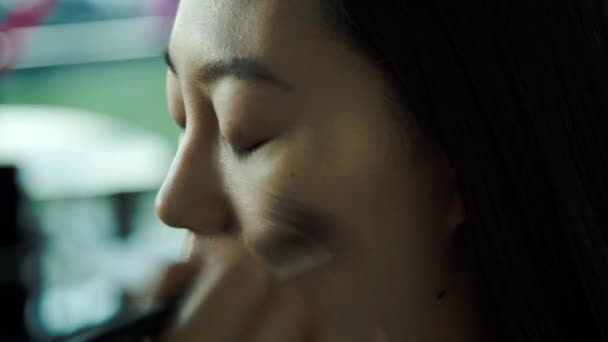 Make-up-Artist trägt Stiftung auf — Stockvideo