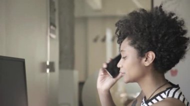 Cep telefonuyla konuşan genç bir kadın. 