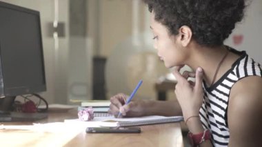 Cep telefonuyla konuşan genç bir kadın. 