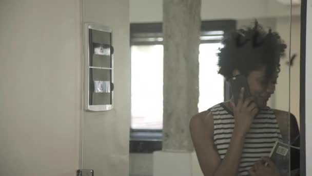 Jonge vrouw in gesprek op mobiele telefoon — Stockvideo