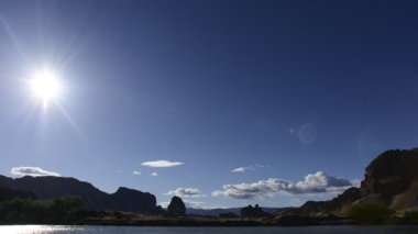 Zaman atlamalı Chubut Nehri boyunca sakin peyzaj