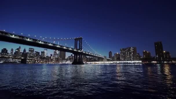 Puente de Manhattan iluminado por la noche — Vídeo de stock