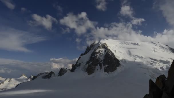 Nubes que se mueven sobre majestuosas montañas cubiertas de nieve — Vídeos de Stock