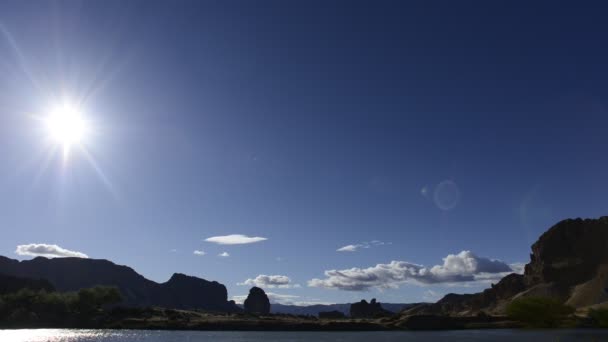Waktu selang lanskap tenang di sepanjang Sungai Chubut — Stok Video