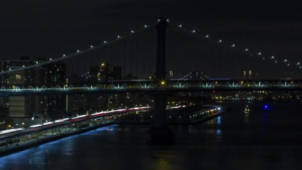 Geceleri Manhattan Bridge uygulamasında Manhattan, New York City, New York, Amerika Birleşik Devletleri — Stok video