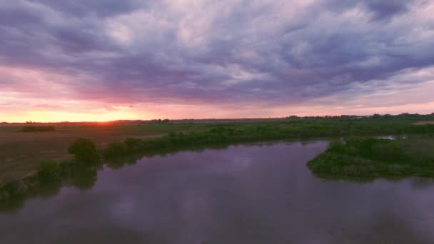 Rivier wikkelen door platteland — Stockvideo