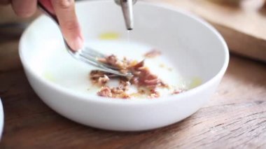 zeytin yağı ekleyerek kadın 