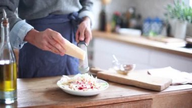 Kadın ızgara peynir salata üzerinde