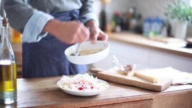 Kadın kesilmiş sebze salata sosu kaşık pozisyonu