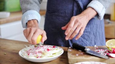 Kesilmiş turp ve rezene limon sıkarak kadın