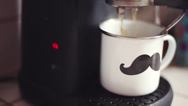 滴在杯子里的咖啡 — 图库视频影像