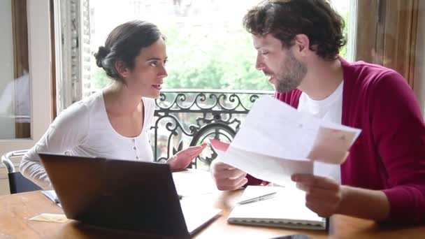 Couple discutant des finances — Video