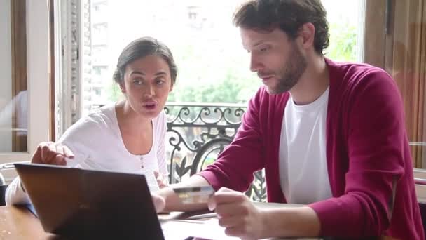 Casal usando laptop e discutindo contas de pagamento — Vídeo de Stock