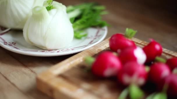 Bombillas de hinojo y rábanos lavados — Vídeos de Stock