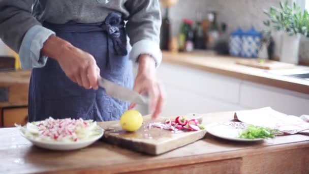 Woman cutting lemon — Stock Video