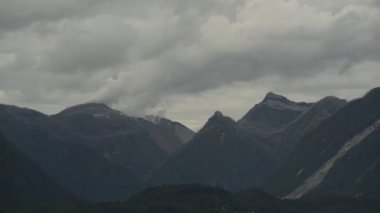 Zaman atlamalı görünümünü Andes Dağların üzerinden bulutlar