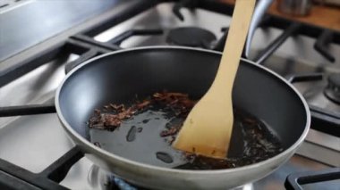 Tavada sautéing malzemeler
