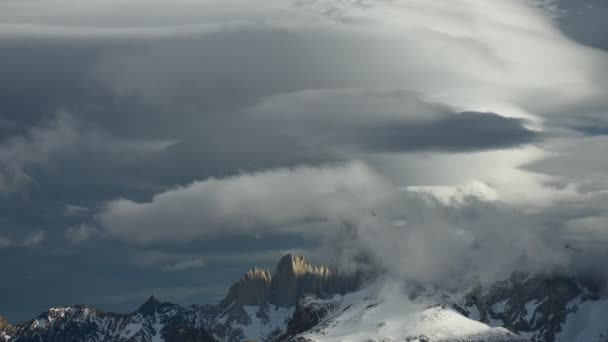 Time-lapse van wolken wervelende rond grillige pieken — Stockvideo