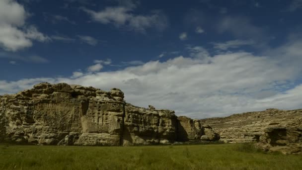 Nubes moviéndose sobre acantilados — Vídeos de Stock