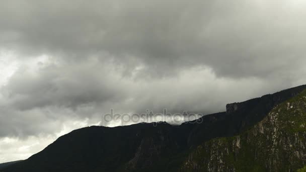 Tiempo lapso de disparo de nubes bajas — Vídeos de Stock