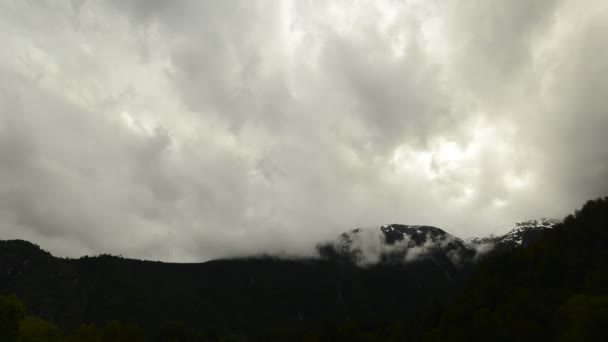 Nuages se déplaçant sur les montagnes — Video