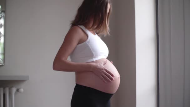 Femme enceinte frottant son estomac nu — Video