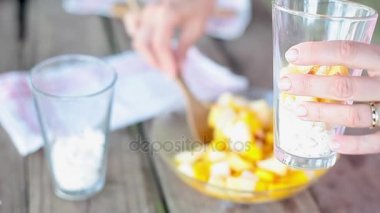 Meyve salatası için gözlük ekleme