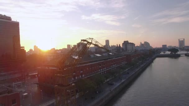 Grúa de construcción en la orilla del río de la ciudad — Vídeo de stock