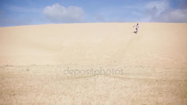 Γυναίκα ανεβαίνει μεγάλη άμμο αμμόλοφος — Αρχείο Βίντεο