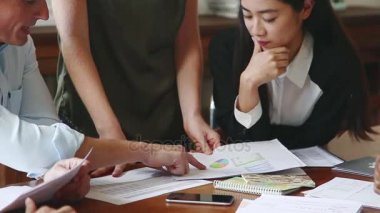 Belgeleri tartışan meslektaşlar