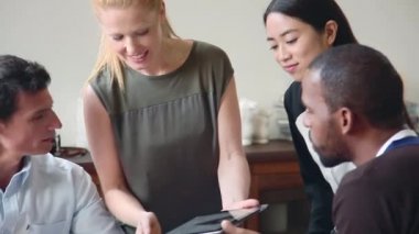 Kadın gösteren bilgi için arkadaşları