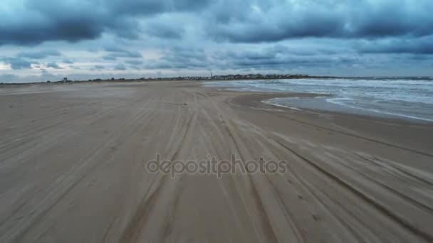 Luchtfoto vliegen over strand — Stockvideo