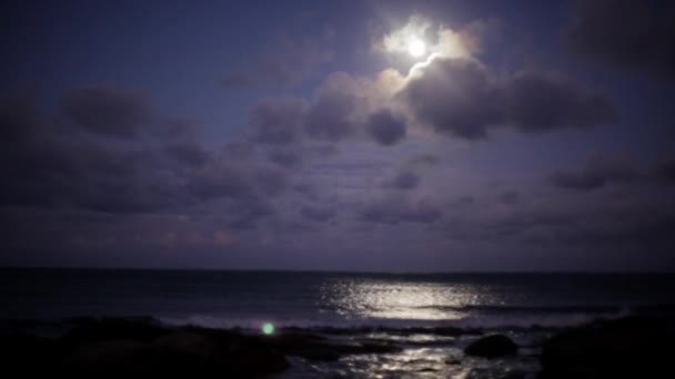 Horizonte de paisaje marino iluminado por la luna sobre el agua — Vídeos de Stock