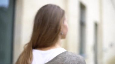 omzunun üzerinden gülümseyen kadın