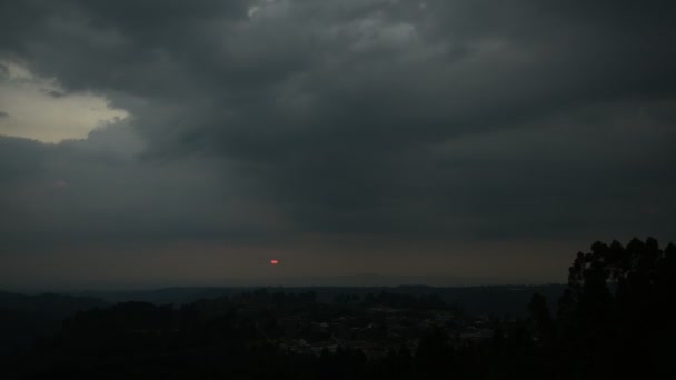 Sonnenuntergang am bewölkten Himmel — Stockvideo