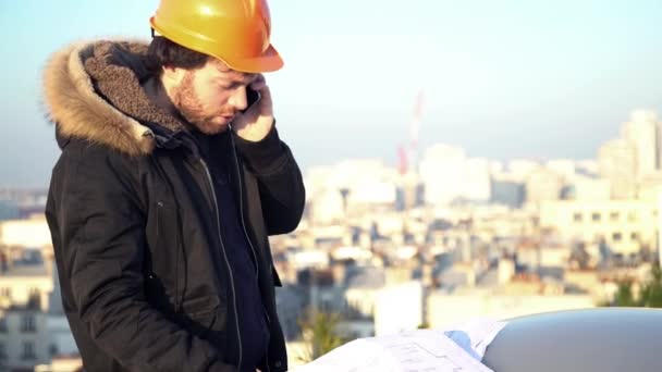 Contratista de edificios mirando los planos — Vídeo de stock