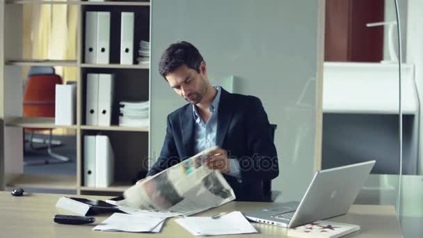 Businessman reading newspaper — Stock Video