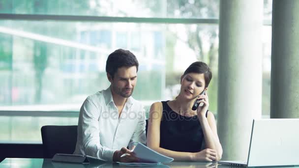 Mujer de negocios hablando por teléfono — Vídeos de Stock