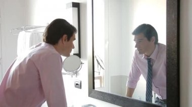 adam kendi kendine aynaya bakıyorum