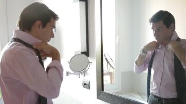 Giyinme, kravat koyarak adam