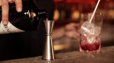 Barmen cin kokteyli için ekleme