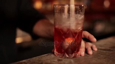 Barmen karıştırma negroni kokteyl