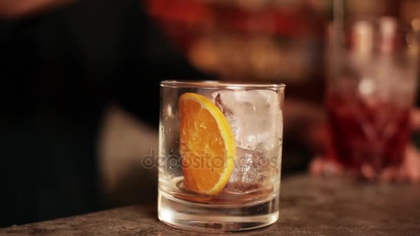 Χύνοντας negroni μπάρμαν — Αρχείο Βίντεο