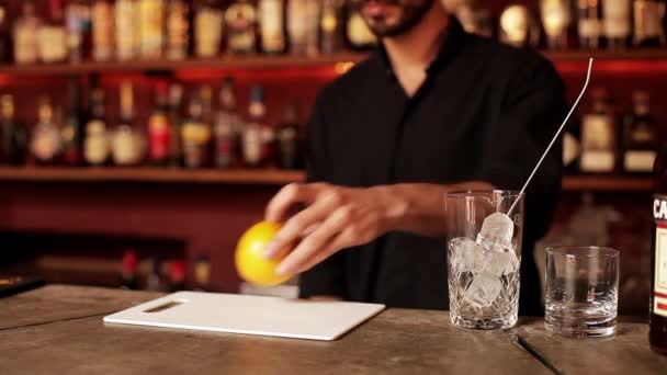 Barman tranches d'orange à utiliser dans les boissons mélangées — Video