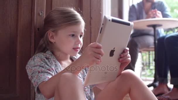 Niña leyendo tableta digital — Vídeo de stock