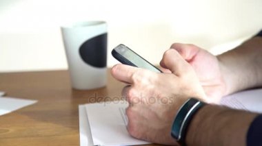 Akıllı telefon kullanan adam