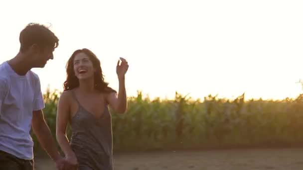 Pareja joven caminando en el campo — Vídeo de stock