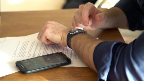 使用 smartwatch 的男人 — 图库视频影像