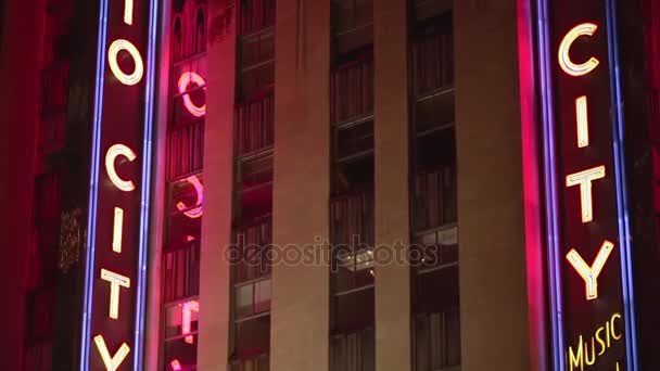 特写霓虹灯标志在无线电城音乐厅 曼哈顿中城 纽约市 免版税图库视频