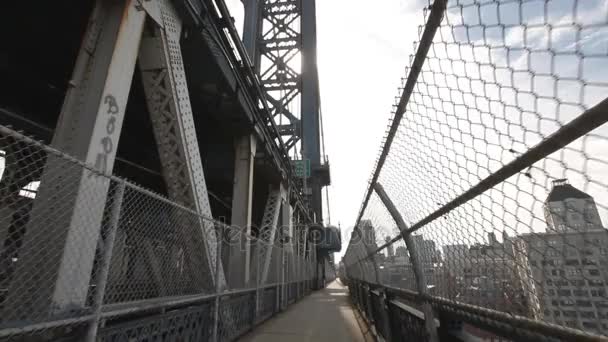 Movendo-se ao longo da passarela pedonal — Vídeo de Stock